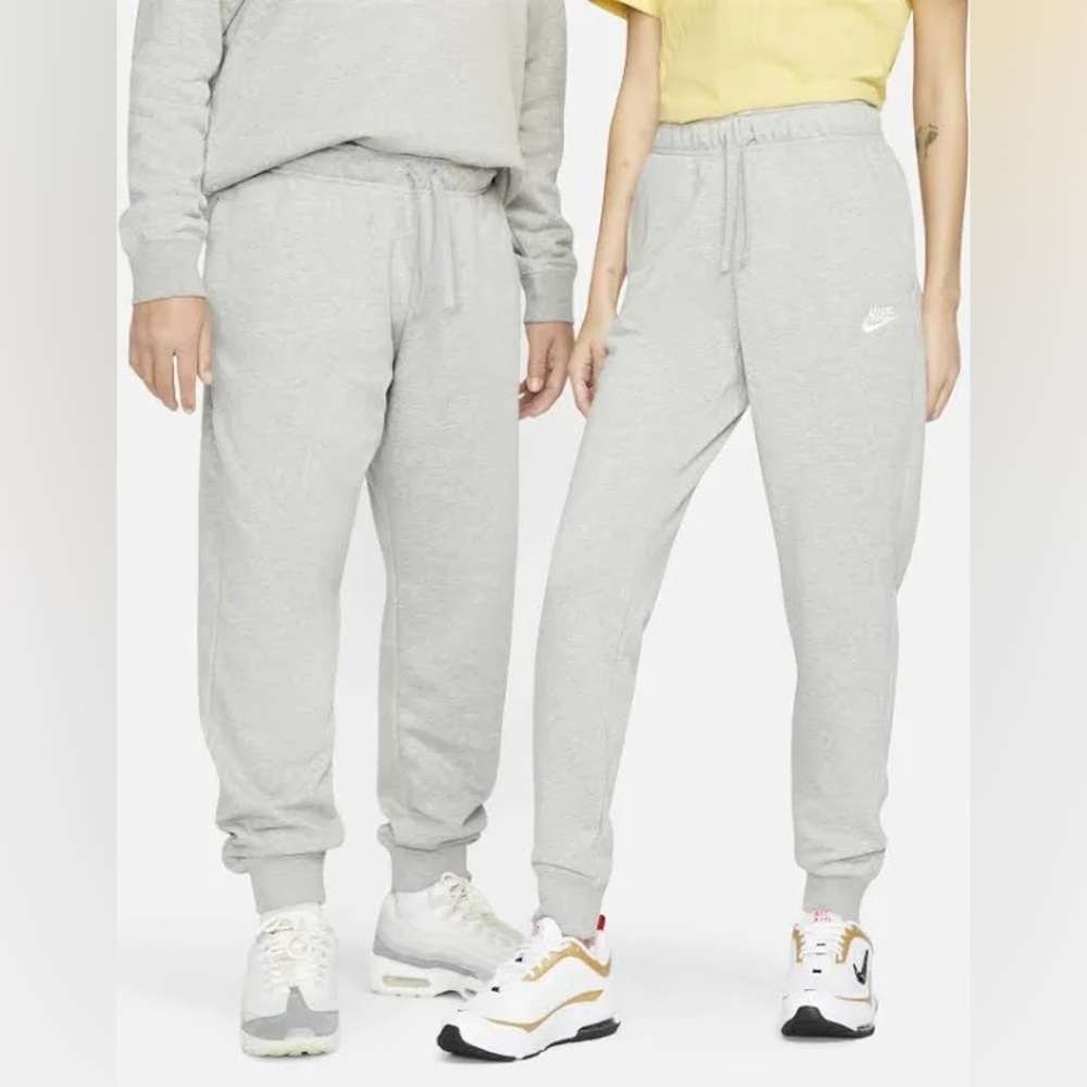 Nike Sportswear Club Fleece
Women's Mid-Rise Joggers (good condition)